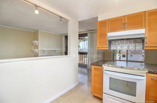 Building Photo - 5155 W Point Loma Blvd Unit Apt 11