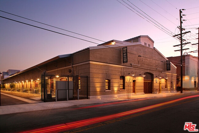 Photo - 940 E 2nd St Unit 27