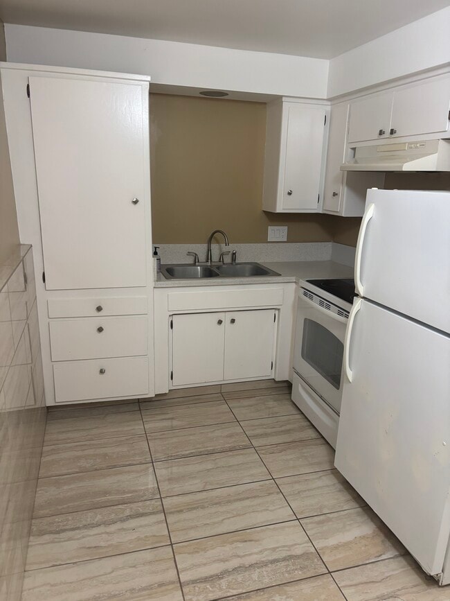 Photo - 15903 Halldale Ave Unit 1