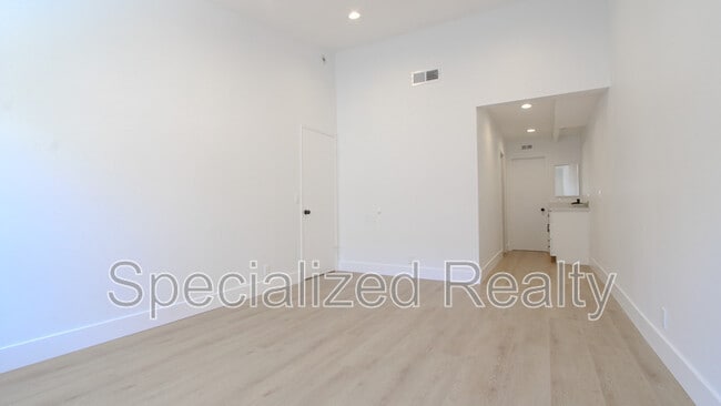 Photo - 9603 Van Nuys Blvd