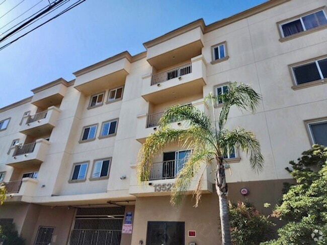 Building Photo - Spacious 3 bedroom condo in Van Nuys