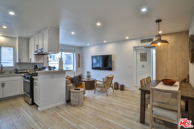 Building Photo - 1540 N Bronson Ave Unit 13 Rental