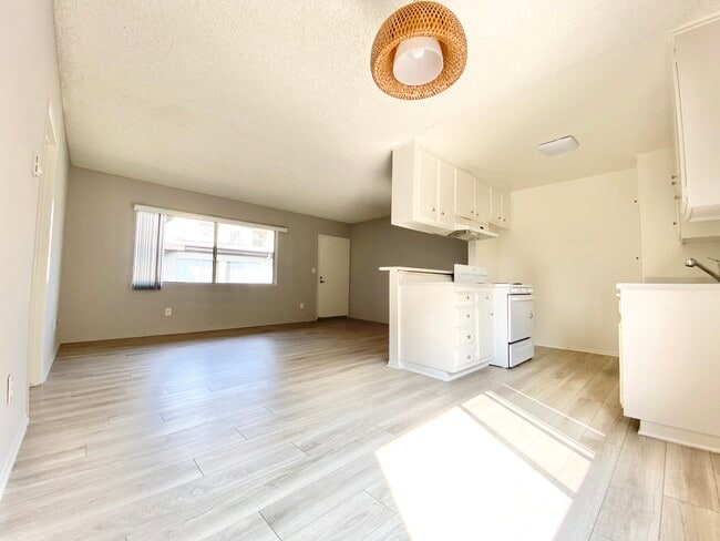 Photo - 3337 S Canfield Ave Unit 210