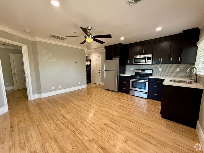 Building Photo - UPSTAIRS Unit 3 Rental