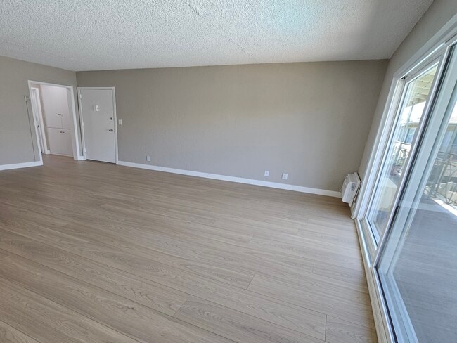 Photo - 14037 Oxnard St