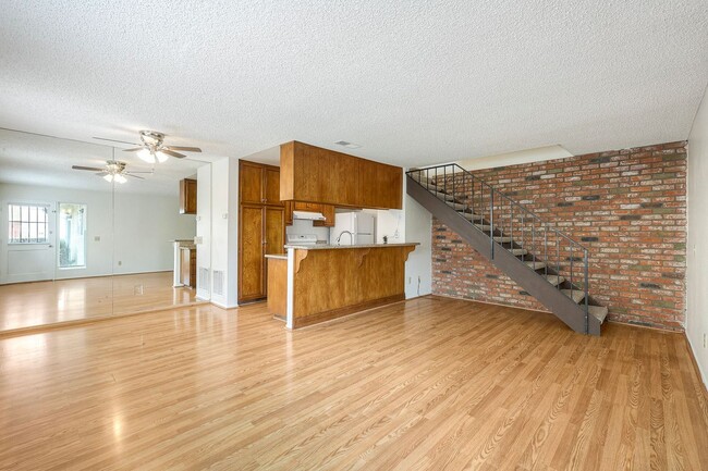 Building Photo - Santee Townhome 2/1 Prime Location