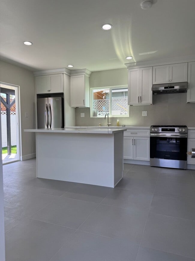 Building Photo - 1005 N Grand St