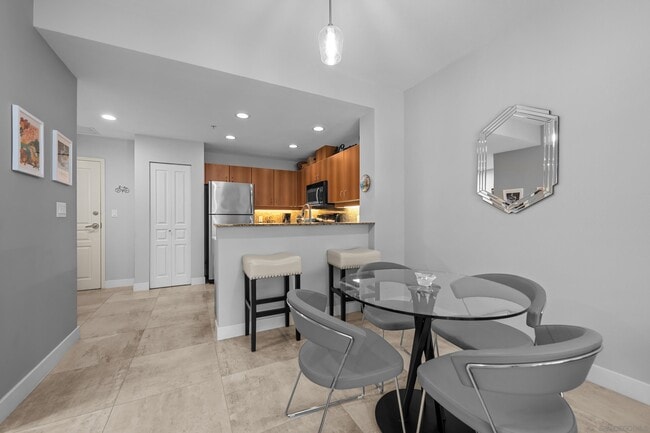 Photo - 300 W Beech St Unit 204