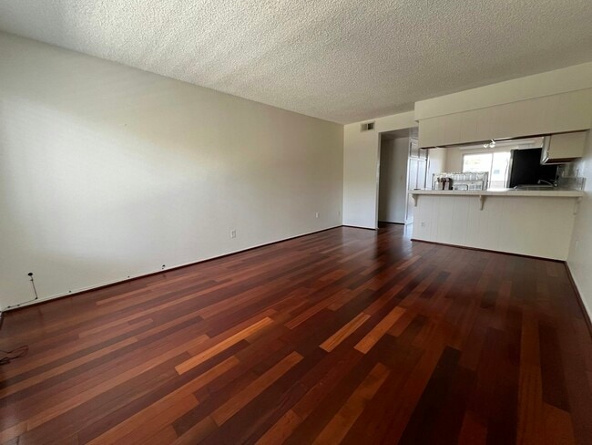 Photo - 569 E St