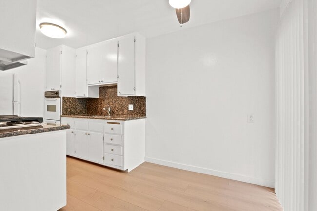 Photo - 1550 S Saltair Ave Unit 2