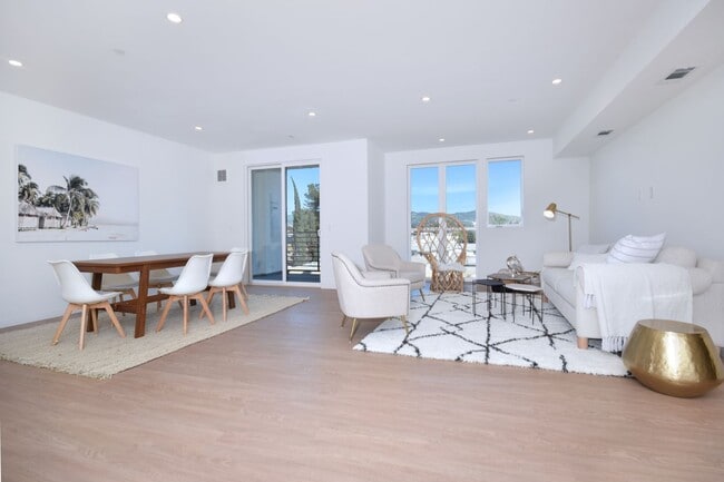 Photo - ~ 4 Bedroom 4 Bathroom Washer and Dryer in Unit Unit 302