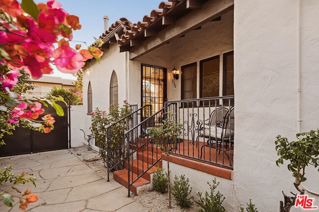 Photo - 830 N Gardner St