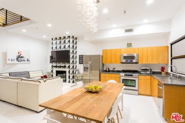 Building Photo - 815 Hampton Dr Unit 7