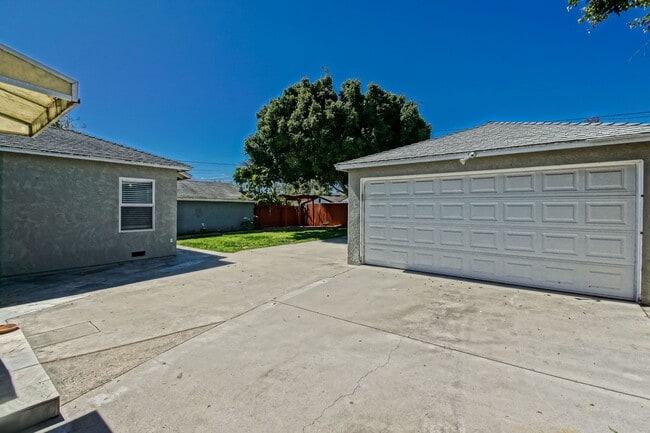 Photo - Bright & Charming, Single Story 3BR2BA Home w/ Large Front Yard, Huge Fenced Rear Yard w/ Large D...