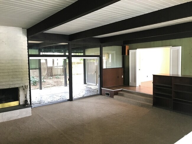 Building Photo - Three Bedroom Turnpike Home/Foothill Schoo...