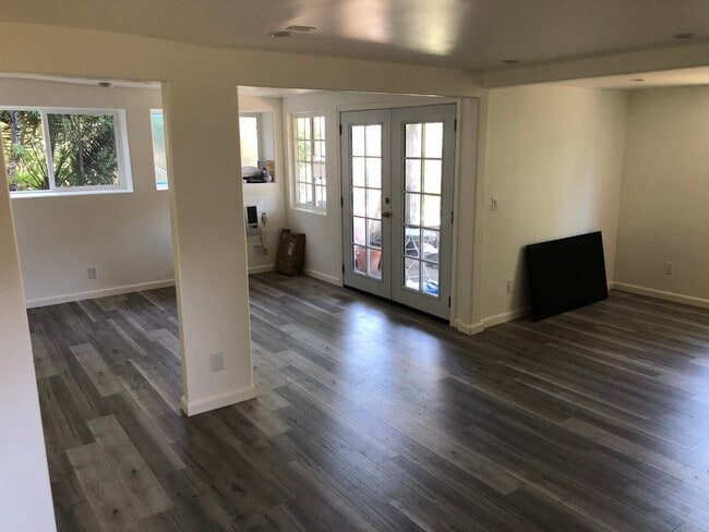 LIVING ROOM/DINING ROOM - 2418 Loma Vista Pl Unit 1