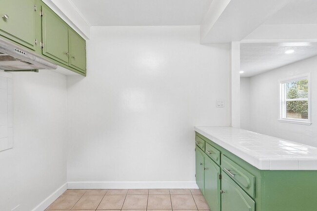 Photo - 5616 N Gladys Ave