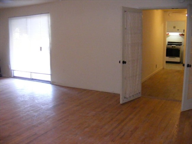 Bonus room w/outside entrance - 15252 Devonshire St