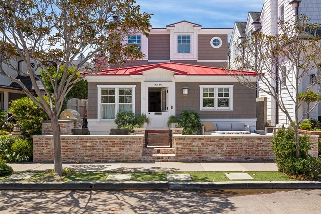 Building Photo - 2035 Miramar Dr