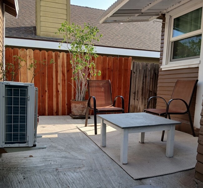 Private back patio - 1184 Wesley Ave Unit Charming Back House