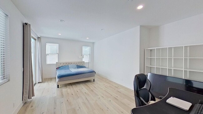 Photo - 574 S Motif St