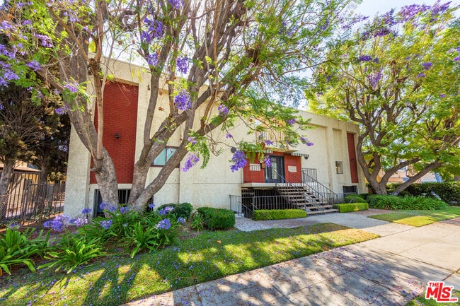 Building Photo - 5848 Hazeltine Ave Unit 10