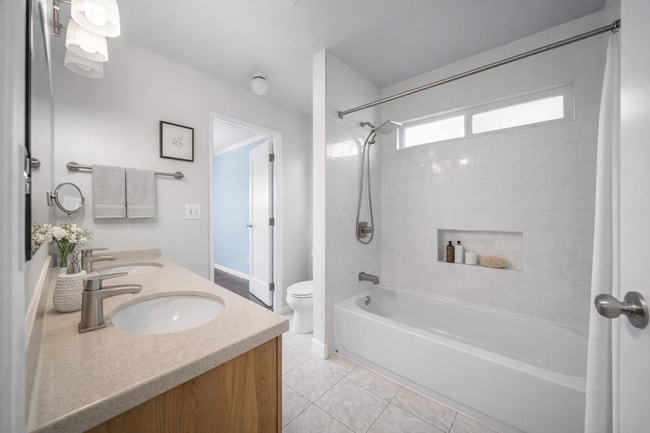 Photo - 1337 Douglas St