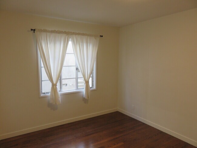 Building Photo - 828 W Glenoaks Blvd Unit 828