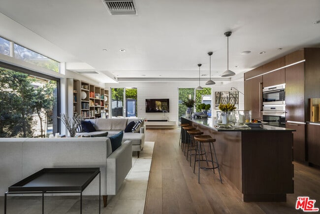 Photo - 814 Crestmoore Pl