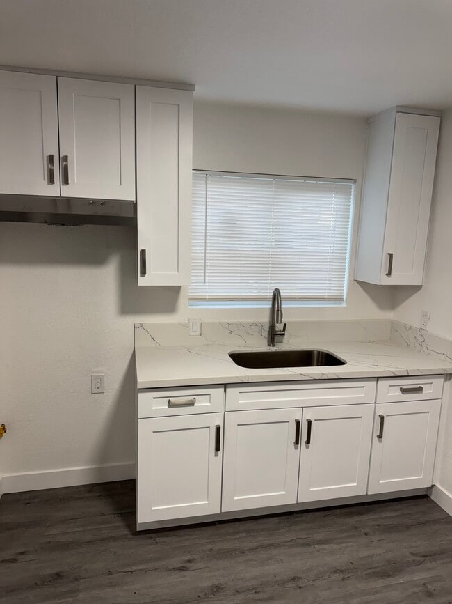 Photo - 581 W 16th St