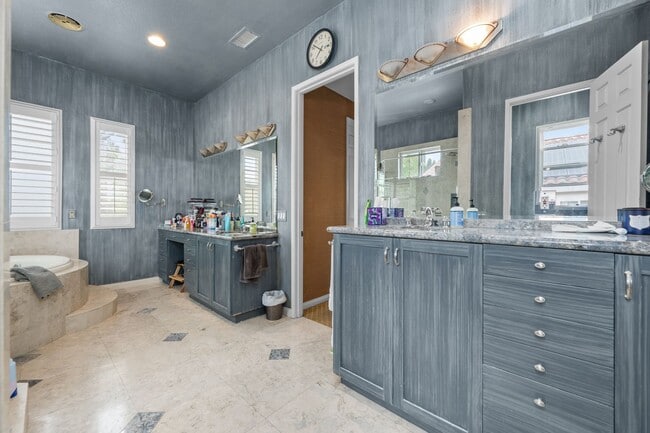 Photo - Expansive estate style home - 5 minute drive to SDSU!