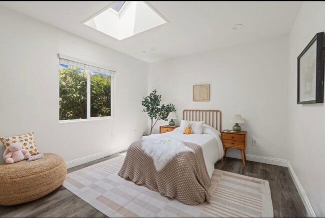 Room 2 with sun roof (can close) - 5434 4th Ave