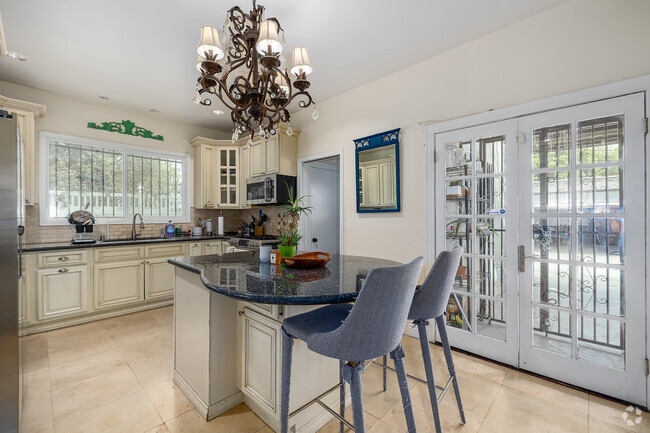 4BR, 3BA - 1,950SF - Kitchen - 216 S Orange Dr.