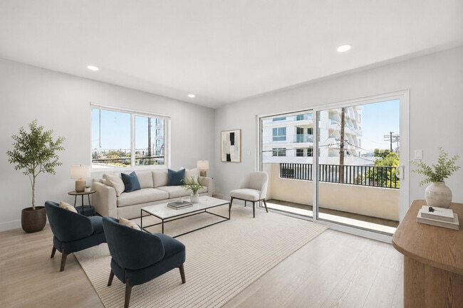 21 - Living Room - 3750-3752 Glendon Ave