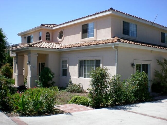 Building Photo - Beautiful Spacious 5 Bedroom, 4 Bathroom House Centrally Located