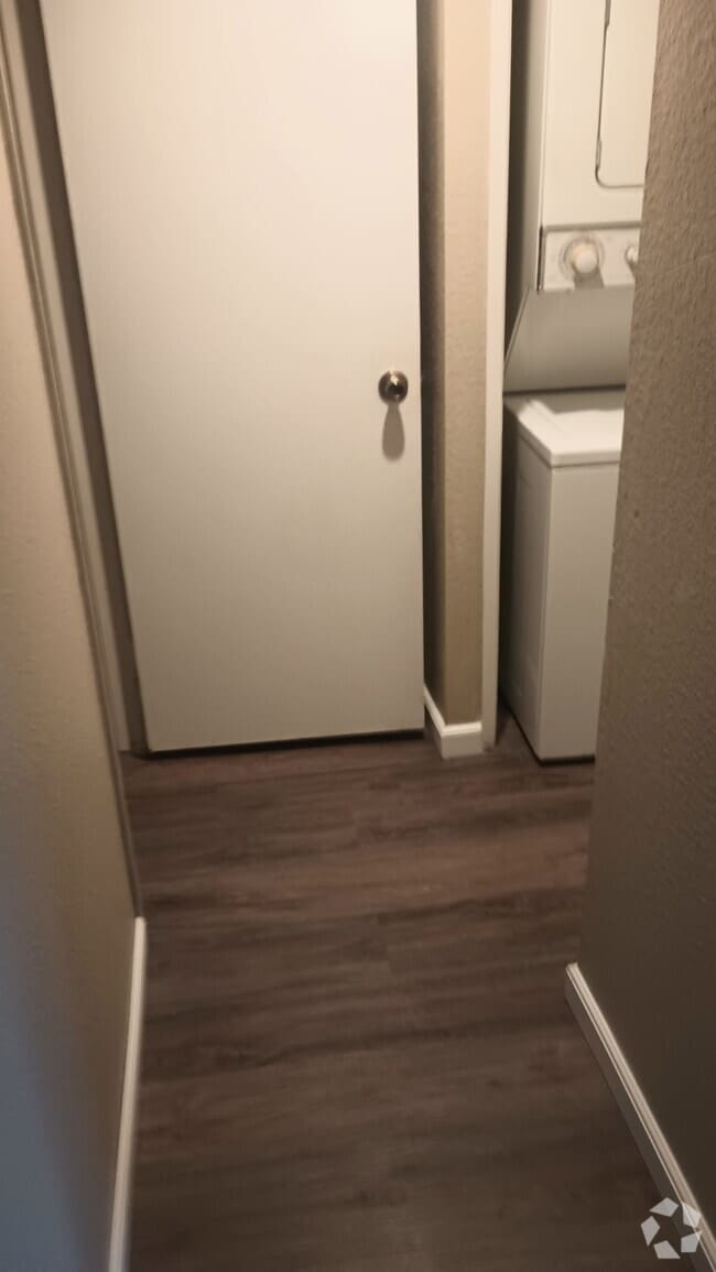 Building Photo - 1025 N Tippecanoe Ave Unit 135 Rental
