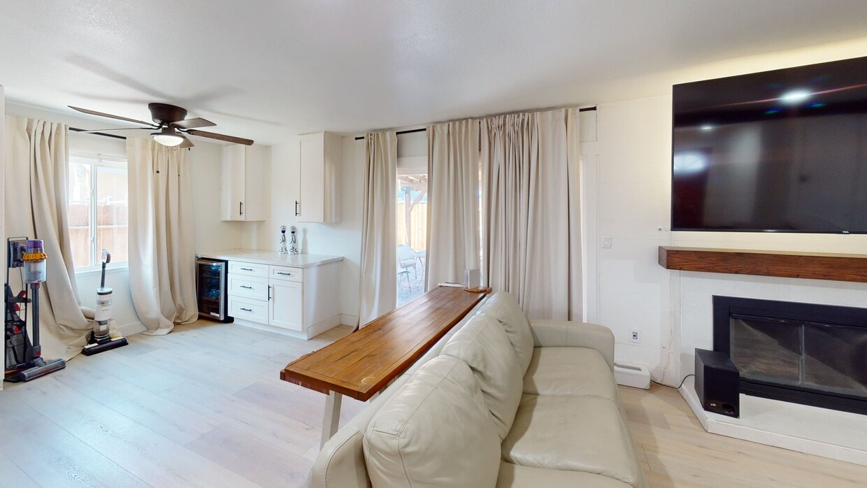 3D Tour - 2301 Mono St