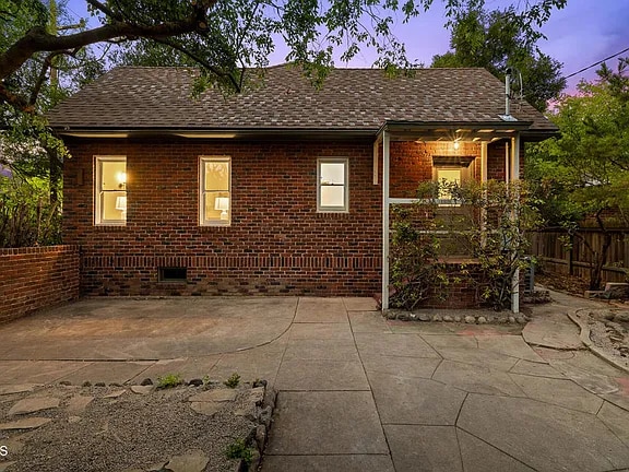 Photo - 1694 Oakwood St