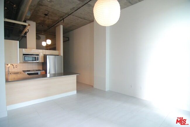 Photo - 645 W 9th St Unit 725