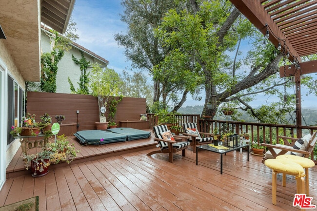 Building Photo - 10136 Hollow Glen Cir