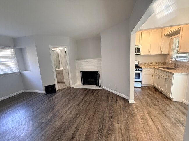 Building Photo - 1813 W Victory Blvd Unit B