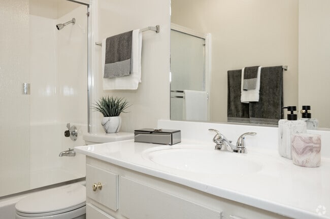 1BR, 1BA - 700SF - Bathroom - Brookside