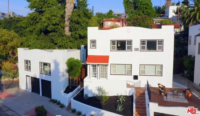 Includes your own private garage & private laundry - 912 Sanborn Ave Unit 912