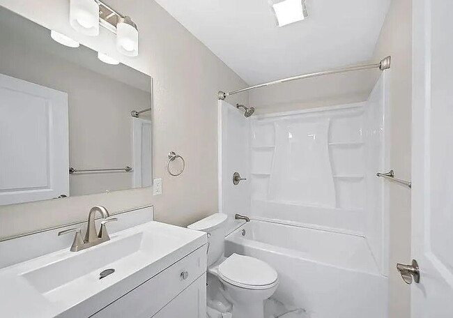 Photo - "Charming 3-Bed Townhouse with Granite Countertops & Hardwood Floors in Santa Ana!"