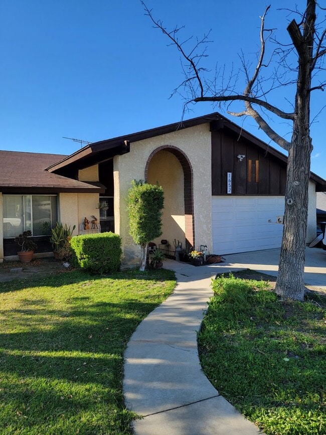 Building Photo - 4 Bedroom Single level