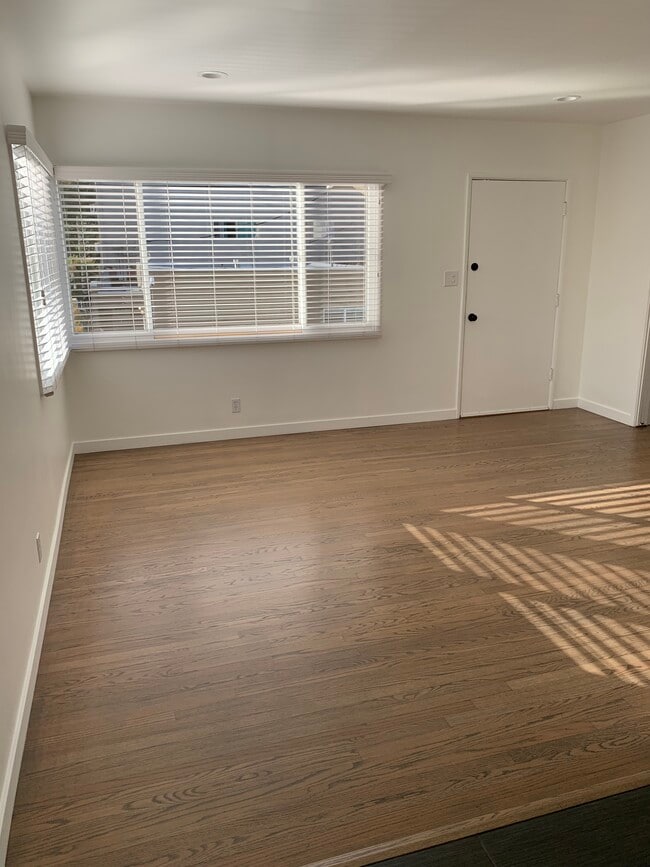 Living room - 3466 Glendon Ave Unit #2