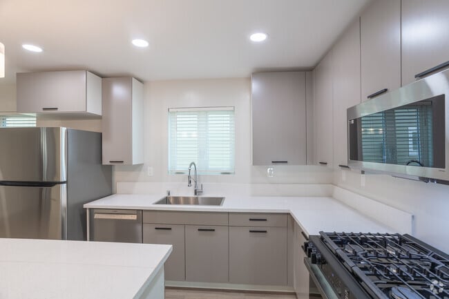 2BR, 3BA - 920SF - Kitchen - 1317 Punta Gorda Street