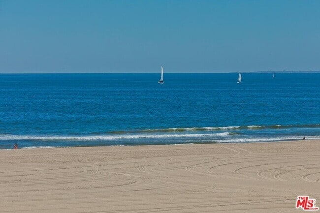 Building Photo - 2707 Ocean Front Walk Rental
