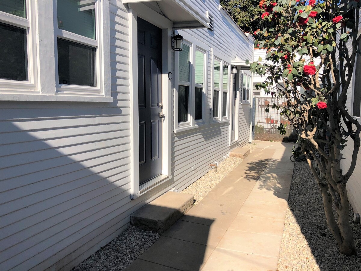 Entry - 649 Flower Ave Unit Front House
