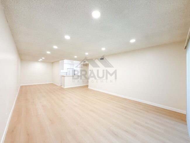 Building Photo - 6041 Whitsett Ave Unit 106